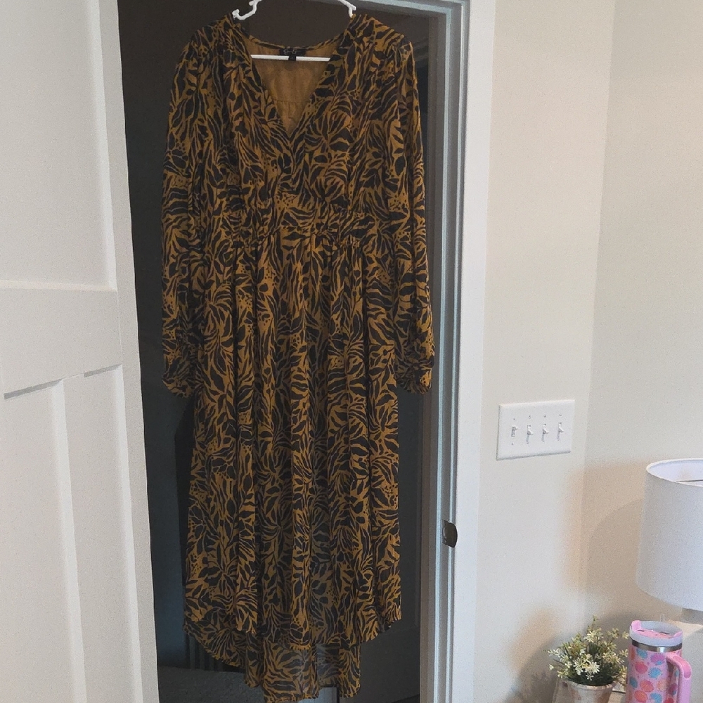 Elegant Black and Gold Women's Dress
